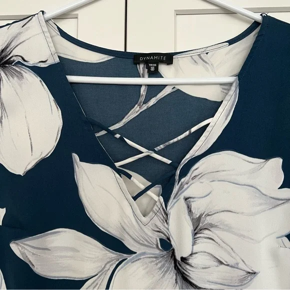 Dynamite Blouse - Picture 2 of 5